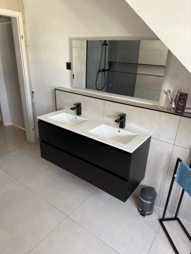 Moderne Badezimmer mit doppeltem Waschbecken und großem Spiegel. Minimalistisches Design.